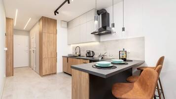 Coffee/tea maker, fridge, oven, stovetop