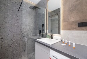 Dusche, Haartrockner, Shampoo