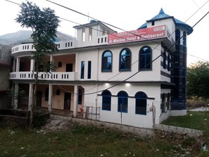 Front of property - Al Maidah Hotel and Restaurant  (Balakot)