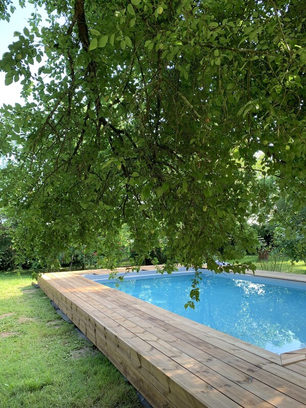 Outdoor pool, a heated pool - Happiness in the countryside! (Barie)