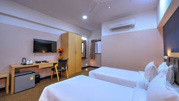 Executive Double Room, Bathtub | Premium bedding, memory-foam beds, desk, laptop workspace