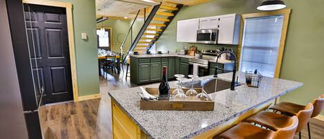 ثلاجة، ميكروويف، فرن، موقد طهي مسطح