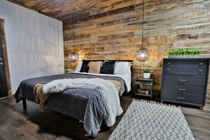 6 bedrooms, desk, WiFi