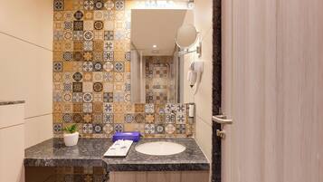 Superior Twin Room | Bathroom