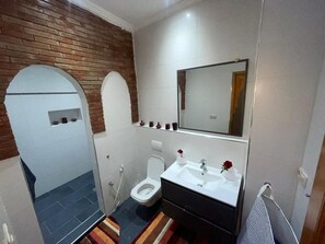 Dusj, hårføner, håndklær og såpe