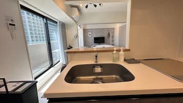 Appartamento Deluxe | Cucina privata | Mini-frigorifero, microonde, piano cottura, pentole/stoviglie/utensili