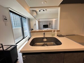 Deluxe Apartment | Private kitchen | Mini-fridge, microwave, stovetop, cookware/dishes/utensils - Flower Terrace Higashi Shinjuku (Tokyo)