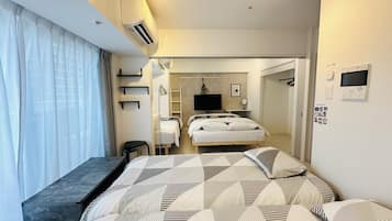 Departamento Deluxe | Escritorio, espacio para trabajar con laptop y cortinas blackout