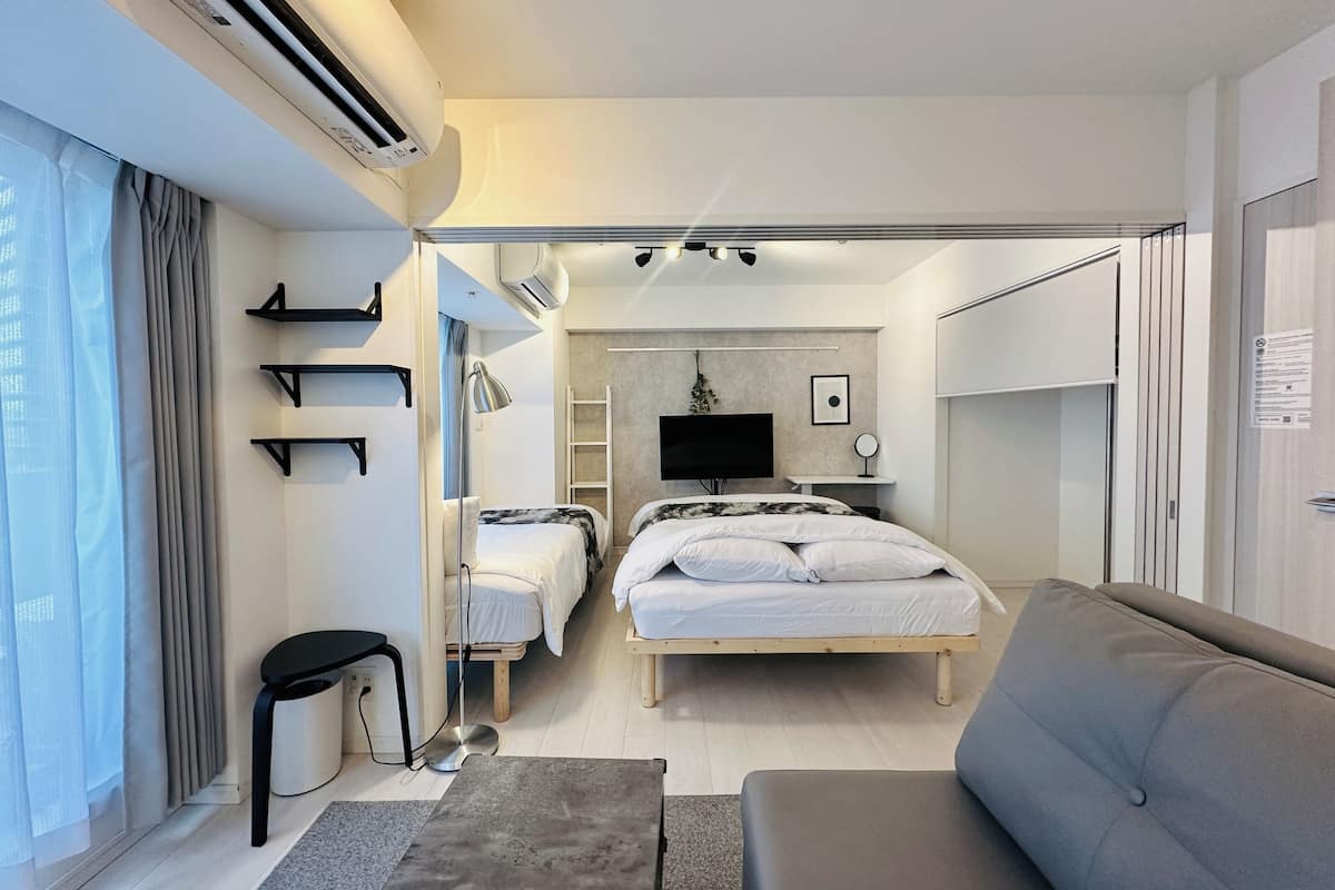 Deluxe Apartment | Meja, ruang kerja komputer riba, langsir/tirai gelap terus