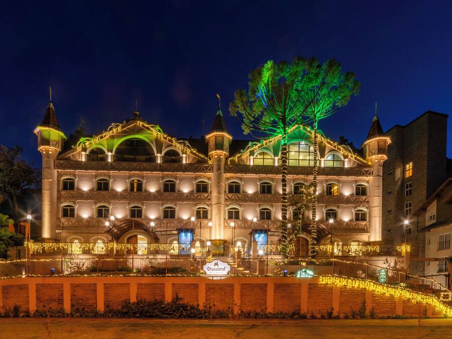 Fachada de la propiedad por la tarde o noche