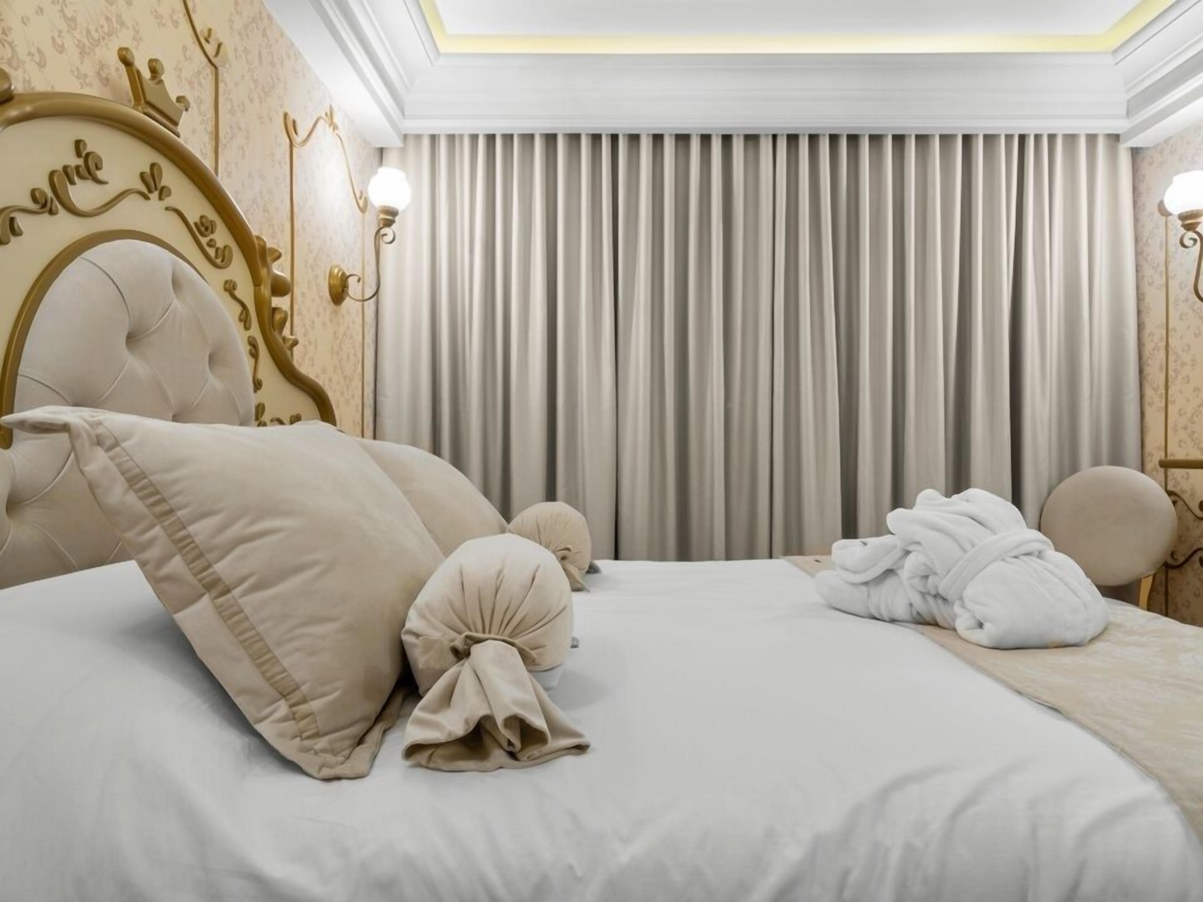 Hypo-allergenic bedding, minibar, in-room safe, individually furnished