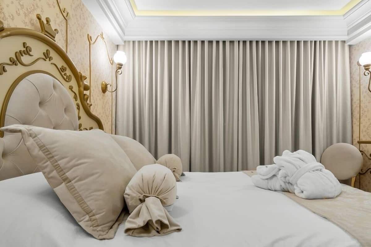 Hypo-allergenic bedding available, minibar, in-room safe