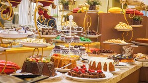 A buffet with various desserts and pastries. - Chocoland Hotel Gramado (Gramado)