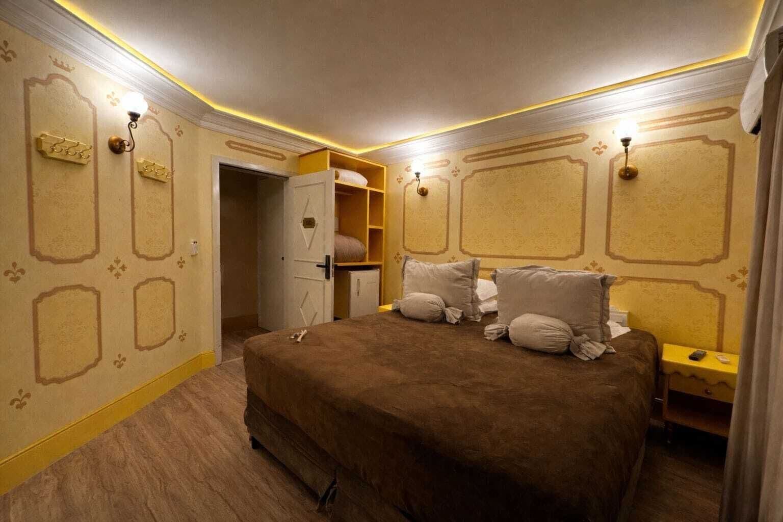 Suite Bombom Conjugada- Predio Anexo | Roupas de cama antialérgicas, frigobar, cofres nos quartos
