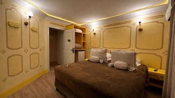 Suite Bombom Conjugada- Predio Anexo | Roupas de cama antialérgicas, frigobar, cofres nos quartos