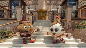 Two characters on a staircase with a building in the background. - Chocoland Hotel Gramado (Gramado)