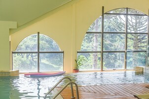 Una piscina cubierta (de 10:00 a 21:30), tumbonas