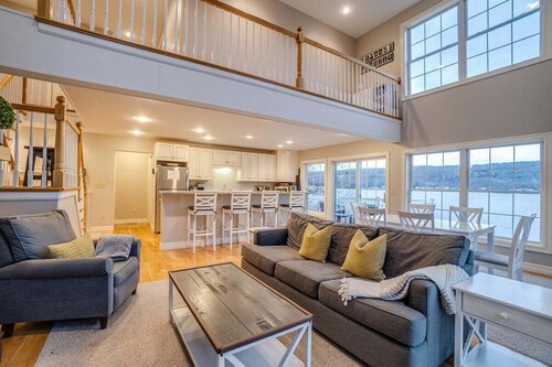 Penny Lane: 4 bedroom lake home on Keuka Lake, large sun deck