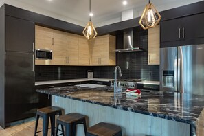 ثلاجة، ميكروويف، فرن، موقد طهي مسطح