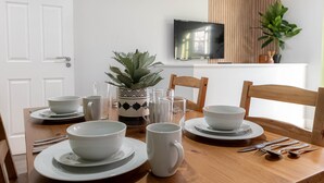 In-room dining - Cosy Apts near Chalk Farm & Camden Mkt (London)