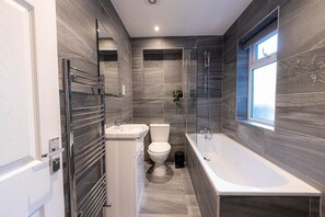 Appartement Premier, 4 chambres | Salle de bain | Douche, douche cascade, articles de toilette (gratuits)