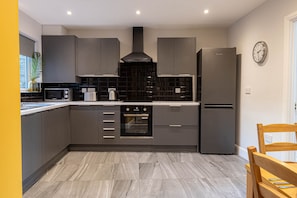 Premier Apartment, 4 Bedrooms | Private kitchen | Fridge, microwave, oven, stovetop - Cosy Apts near Chalk Farm & Camden Mkt (London)
