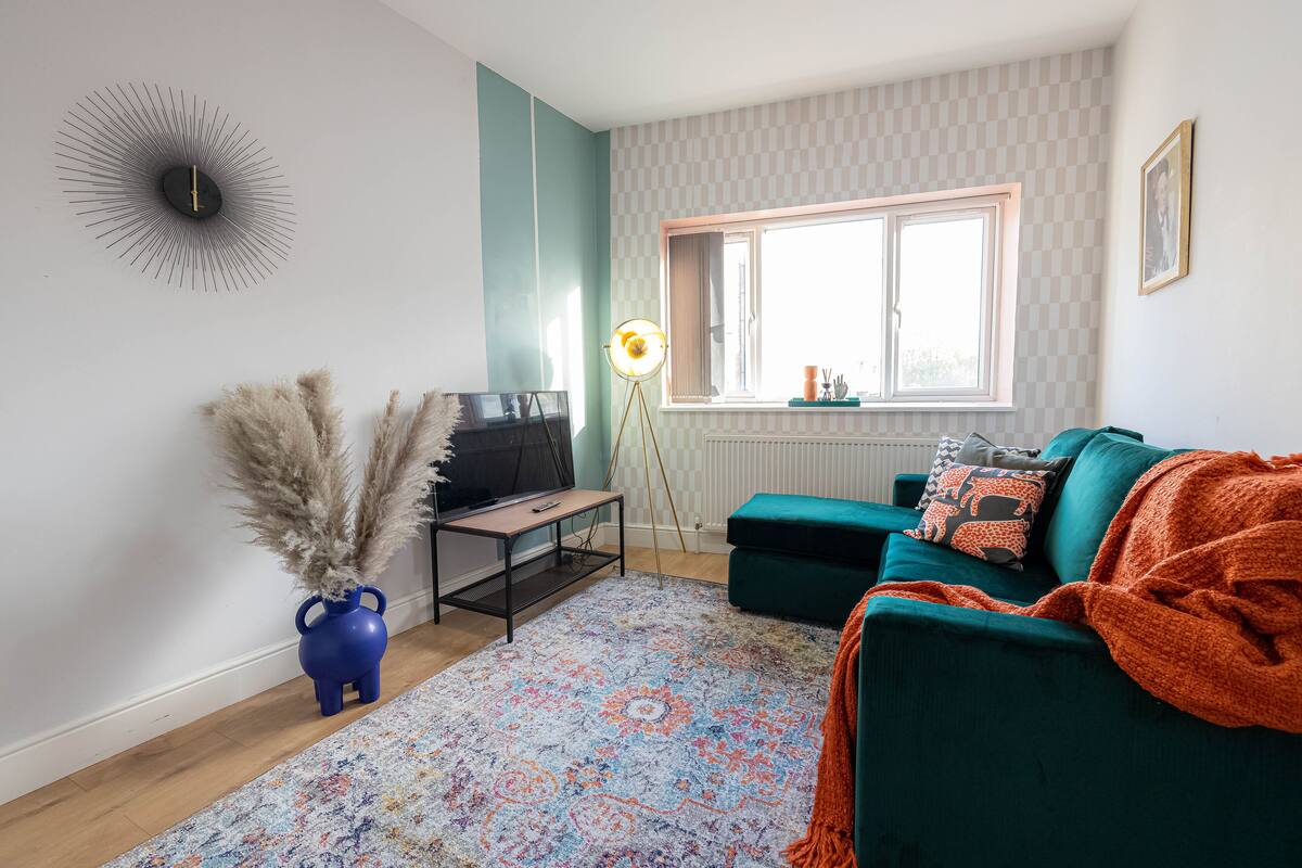 Departamento Premier, 4 habitaciones | Área de sala de estar | Televisión LCD de 42 pulgadas con canales por cable y televisión