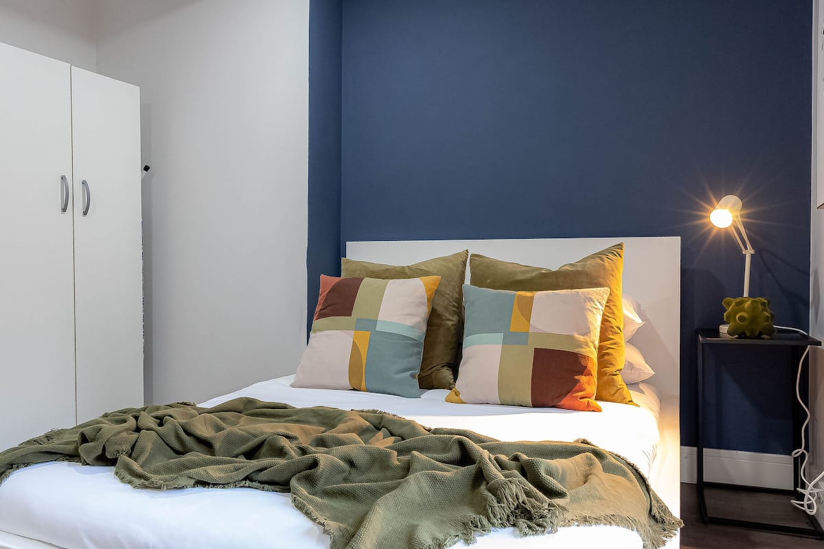 Departamento estándar, 1 cama matrimonial y sofá cama | Espacio para trabajar con laptop y ropa de cama 
