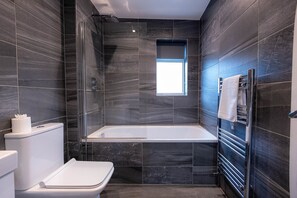 Standard-Apartment, 2 Schlafzimmer | Badezimmer | Dusche, Regendusche, kostenlose Toilettenartikel, Haartrockner