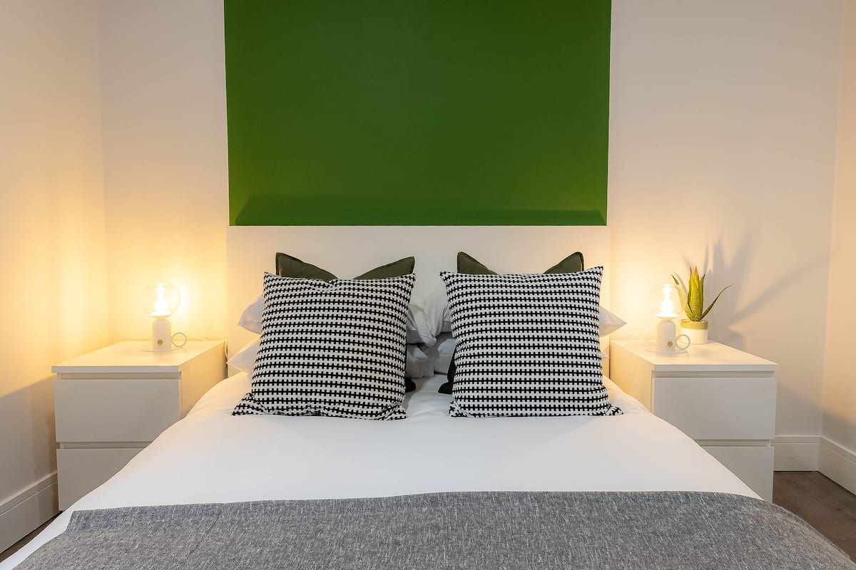 Departamento estándar, 2 habitaciones | Espacio para trabajar con laptop y ropa de cama 