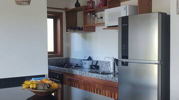 Lemari es besar, microwave, oven, dan blender