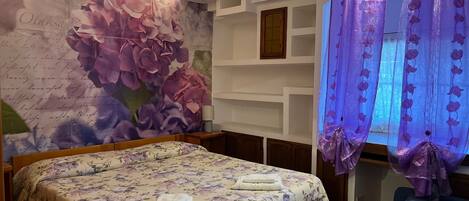 1 soverom, skrivebord og sengetøy