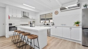 Réfrigérateur, micro-ondes, four, lave-vaisselle