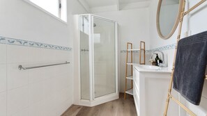 Combined shower/tub, hair dryer - The Family Haven - Main House (Rye)