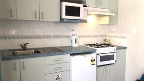 Réfrigérateur, micro-ondes, batterie de cuisine, vaisselle et ustensiles