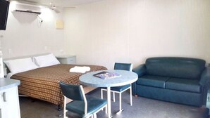Property grounds - Alexandra Parklife. Studio 5 (Alexandra)