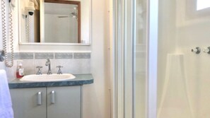 Shower - Alexandra Parklife. Studio 5 (Alexandra)
