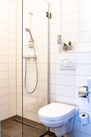 Basic Room, 2 Twin Beds | Bathroom | Shower, towels