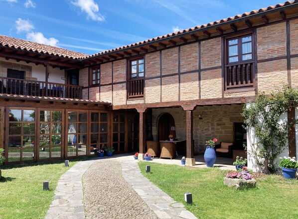 Front of property - Posada La Casona de Los Güelitos (Santillana del Mar)