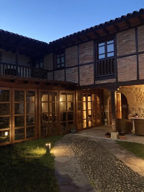 Exterior - Posada La Casona de Los Güelitos (Santillana del Mar)
