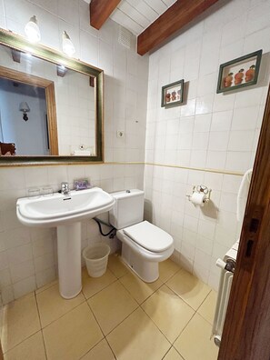 Family House, 2 Bedrooms, Kitchen, Garden View | Bathroom | Hair dryer, bidet - Posada La Casona de Los Güelitos (Santillana del Mar)