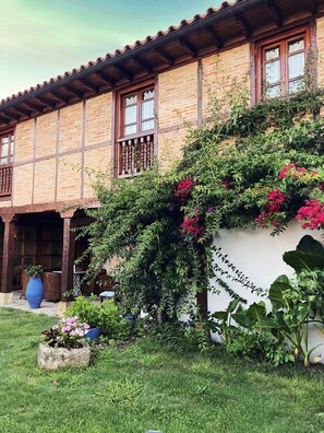 Exterior - Posada La Casona de Los Güelitos (Santillana del Mar)
