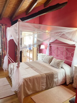 Deluxe Double Room, 1 Queen Bed, Balcony, Garden View | Memory foam beds, free WiFi, bed sheets - Posada La Casona de Los Güelitos (Santillana del Mar)