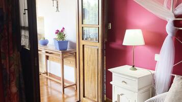 Habitación Deluxe doble, 1 cama de matrimonio, balcón, vistas al jardín | Colchones viscoelásticos, wifi gratis, ropa de cama