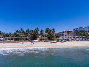 Playa en los alrededores y toallas de playa 