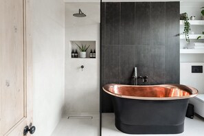 Badewanne, Haartrockner, Handtücher, Seife