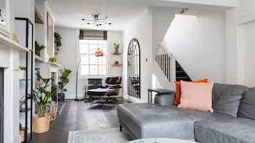 Smart TV, fireplace, books, stereo