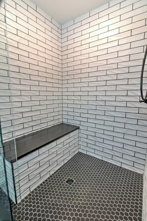 Spa - Minutes to the iconic State Street & King University. Local park in back yard! (Bristol)