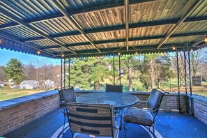 Outdoor dining - Minutes to the iconic State Street & King University. Local park in back yard! (Bristol)