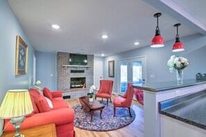 Smart TV, offices - Minutes to the iconic State Street & King University. Local park in back yard! (Bristol)